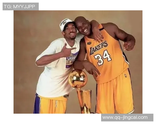 谢里夫奥尼尔特意前来致敬科比叔叔与雕像合影留念